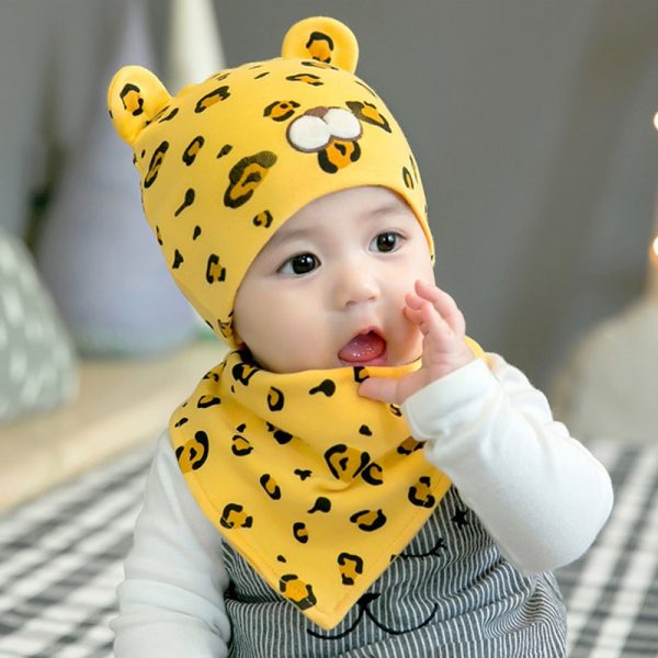 Set caciula si baveta model leopard pentru bebelusi