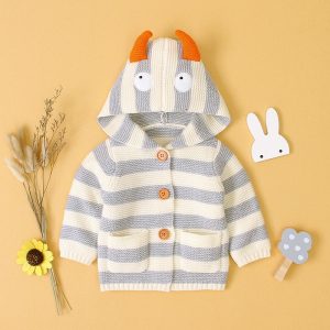 pulover tricotat cu gluga si buzunare pentru bebe